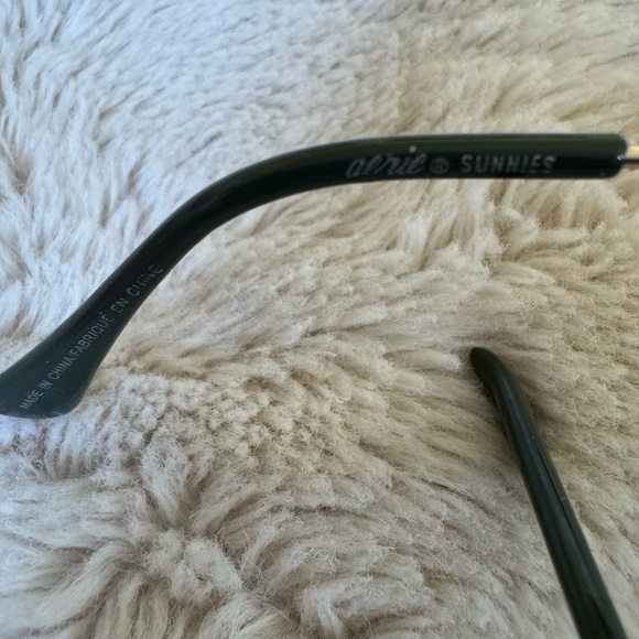 Aerie Green Sunglasses - Picture 3 of 4